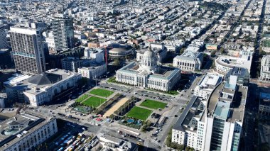 San Francisco 'daki belediye binası, Kaliforniya Birleşik Devletleri. Yükselen Binalar ve Şehir Yaşamını Gösteren Trafik Gösterileri. Şehir merkezinde Gökyüzü Bulutları. Şehir merkezinin dışında. Ünlü..