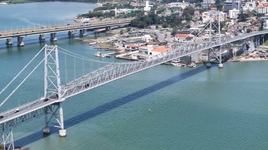 Florianopolis 'teki Kablo Köprüsü Santa Catarina Brezilya. Trafik Modern Kablo TV 'nin karşısına geçiyor (Stayed Bridge. Şehir Gökyüzü Arkaplanı Kentsel. Şehir merkezinin yukarısında. Florianopolis Santa Catarina.