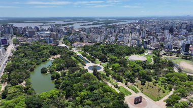 Porto Alegre Skyline In Porto Alegre Rio Grande Do Sul Brazil. İnanılmaz Skysraper 'lar ve caddedeki trafik yukarıdan izleniyor. Şehir Bulutları Gökyüzü Arkaplanı Şehir. Şehir dışındaki ünlü..
