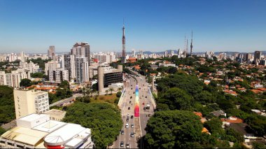 Sumare Bulvarı, Sao Paulo Brezilya Köprüsü. İnanılmaz Skysraper 'lar ve caddedeki trafik yukarıdan izleniyor. Şehir merkezindeki iş dünyası. İş geçmişleri ünlüdür. Sumare Köprüsü Sao Paulo.