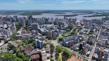 Porto Alegre Skyline In Porto Alegre Rio Grande Do Sul Brazil. Yükselen binalar ve trafik ile hareketli bir şehrin havadan görünüşü.