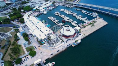 Miami Florida 'da dönme dolap. Bir lunaparktaki çarpıcı dönme dolabın kuş bakışı görüntüsü. Şehir merkezindeki iş dünyası. İş geçmişleri ünlüdür. Miami Florida.
