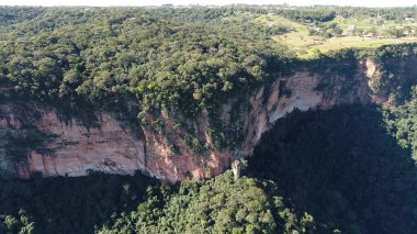 Chapada Dos Guimaraes Mato Grosso Brezilya 'daki Kanyonlar. Uçurum tarafı, yukarıdan görünen yemyeşil ormanlarla çevrili. Kırsal Arka plan Vadisi Güzel. Ülke Baharı Kırsal.