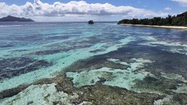 La Digue Adası 'ndaki şeffaf Kano Victoria Seyşeller. Büyüleyici Tropikal Sahne Sahnesi Yukarıdan Görünüyor. Horizon Sahili Denizi kıyısında. Deniz kenarı seyahati. La Digue Adası Victoria.