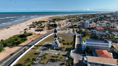 Aracaju Sergipe Brezilya 'daki Atalaia Deniz Feneri. Okyanus Dalgaları 'nın çarptığı sahilde duran deniz feneri. Altyapı Skyline Gökdelenleri çarpıcı. Altyapı Mimarlık Şirketi.