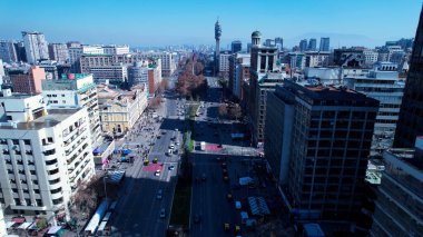 Santiago Metropolitan Bölgesi, Şili 'deki ünlü cadde. Yükselen binaları ve trafiği olan hareketli bir şehrin havadan görünüşü. Metropolitan Peyzaj Ticari Binası Çarpıcı.