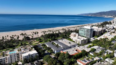 Santa Monica, Los Angeles, Kaliforniya Birleşik Devletleri. Yaz tatilinde harika bir sahil manzarası olan kuş bakışı. İnşaat Manzarası Panoramik Şehir Görünümü Meşgul. Panoramik Şehir Görünümü.