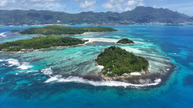Mahe Adası 'ndaki Saint Anne Adası Victoria Seyşeller. Turkuaz Okyanus Dalgaları Tropik Sahile Yavaşça Çarpıyor. Terk edilmiş Skyline Sezon Arzusu. Liman Kıyısı Mevsimi. Mahe Adası Victoria.