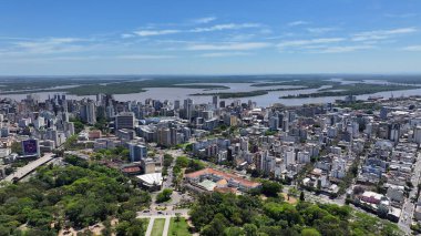 Porto Alegre Skyline In Porto Alegre Rio Grande Do Sul Brazil. Yaz tatilinde harika bir sahil manzarası olan kuş bakışı. Şehir Gökyüzü Arkaplanı Kentsel. Açık Arkaplan Panoramik Şehir.