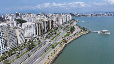Florianopolis 'teki Florianopolis Skyline, Santa Catarina Brezilya. Çağdaş binalarla dolu şehir merkezinin havadan görünüşü. Şehir merkezindeki iş dünyası. Şehir merkezinin dışı Geniş Panning.
