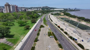 Porto Alegre Rio Grande Do Sul Brezilya 'da trafik bulvarı. Yükselen Binalar ve Şehir Yaşamını Gösteren Trafik Gösterileri. Şehir Bulutları Gökyüzü Arkaplanı Şehir. Şehir dışındaki ünlü..