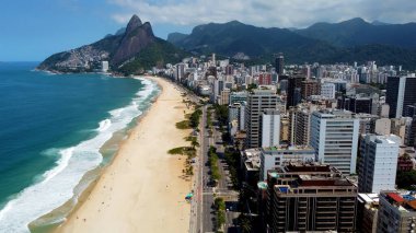 Rio de Janeiro Brezilya 'daki Ipanema Plajı. Kristal berrak sularla sersemletici sahilin havadan görünüşü. Shore Clouds Plaj Denizi. Shore Panning Wide 'da. Rio de Janeiro Brezilya.