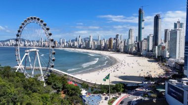 Camboriu Skyline Balnear io Camboriu Santa Catarina Brezilya 'da. Turkuaz Okyanus Dalgaları Tropik Sahile Yavaşça Çarpıyor. Şehir Gökyüzü Arkaplanı Kentsel. Açık Arkaplan Panoramik Şehir.