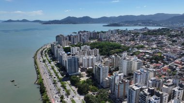 Florianopolis 'in kuzey kıyısı Santa Catarina Brezilya. Yükselen Binalar ve Şehir Yaşamını Gösteren Trafik Gösterileri. Şehir merkezindeki iş dünyası. Şehir merkezinin dışı Geniş Panning.