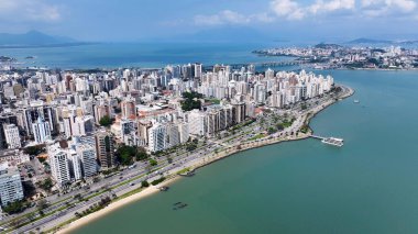 Florianopolis 'teki Florianopolis Skyline, Santa Catarina Brezilya. Gökdelenleri Şehir Merkezi Şehir Yaşamını Yansıtıyor. Şehir Gökyüzü Arkaplanı Kentsel. Şehrin yukarısında. Florianopolis Santa Catarina.