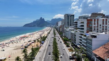 Rio de Janeiro Brezilya 'daki Ipanema Plajı. Turkuaz Okyanus Dalgaları Tropik Sahile Yavaşça Çarpıyor. Sahil Gökyüzü Sahil Kıyısı Yaz Zamanı. Deniz kenarındaki panoramik. Rio de Janeiro Brezilya.