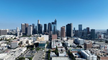 Los Angeles 'taki kule ofisleri, Kaliforniya Birleşik Devletleri. Şehir merkezinin modern binalarla dolup taşması. İş Bulutları Gökyüzü Şehir Merkezi. Özgeçmişleri meşhurdur. Los Angeles California.