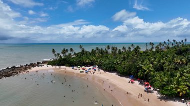 Joao Pessoa Paraiba Brezilya 'daki Coqueirinho Plajı. Bereketli bir tropikal sahil manzarasının nefes kesici görüntüsü. Shore Clouds Plaj Denizi. Shore Panning Wide 'da. Joao Pessoa Paraiba.