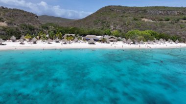 Willemstad Hollanda 'daki Cas Abao Plajı Curacao. Turistler Karayip Denizi 'nde güneşli bir günün tadını çıkarıyorlar. Cennet Skyline Idyllic göz kamaştırıcı. Paradise Rıhtım Sahili. Willemstad Hollanda.