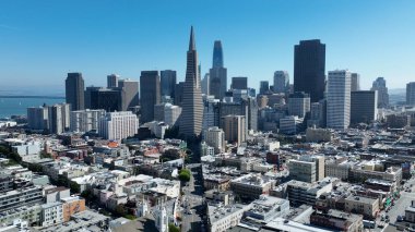 San Francisco 'nun şehir merkezi, Kaliforniya Birleşik Devletleri. Yukarıdan canlı bir şehrin telaş ve koşuşturmasını yakalamak. Şehir Gökyüzü Arkaplanı Kentsel. Şehir merkezinin yukarısında..