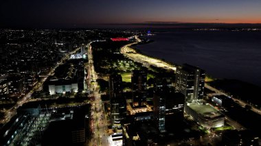 Porto Alegre Rio Grande Do Sul Brezilya 'da Aydınlanmış Şehir. Gökdelenleri Şehir Merkezi Şehir Yaşamını Yansıtıyor. Şehir merkezindeki Gece Yolu. Gece Panoraması. Dünyanın Şehirleri.