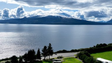 Puerto Varas Los Lagos Şili 'deki volkanın tepesinde. Kar (Mavi Gökyüzüne Duman Plumes salan Kapaklı Volkan. Kar Taneleri Buzul Gölü Keşfi. Kar Taneleri Doğa. Puerto Varas Los Lagos.