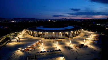 Belo Horizonte Minas Gerais Brezilya 'daki Mineirao Stadyumu. Şehir merkezindeki futbol sahasının kuş bakışı görüntüsü. Günbatımı Bulutları Şehir Merkezi Şehir Merkezi. Günbatımı Şehir Merkezi.