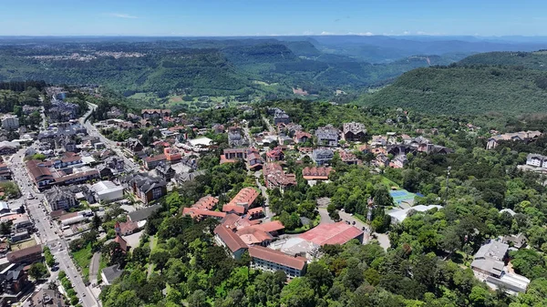Gramado Rio Grande Do Sul Brazil 'de Gramado Skyline. Çağdaş binalarla dolu şehir merkezinin havadan görünüşü. Endüstriyel Peyzaj Ticari Binası Güzel.