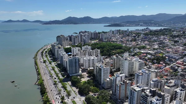 Florianopolis 'in kuzey kıyısı Santa Catarina Brezilya. Yükselen Binalar ve Şehir Yaşamını Gösteren Trafik Gösterileri. Şehir merkezindeki iş dünyası. Şehir merkezinin dışı Geniş Panning.
