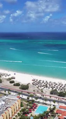 Hollanda Karayipler 'deki Oranjestad' daki Eagle Beach Aruba. Karayip Sahili. Mavi Deniz Arkaplanı. Hollanda Karayipler 'deki Oranjestad Aruba. Turizm arazisi. Doğa Deniz Burnu.