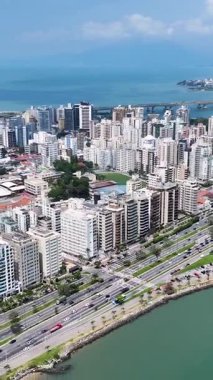 Florianopolis Skyline Santa Catarina Brezilya 'daki Florianopolis' te. Sahil şehri. Şehir merkezinde. Şehir manzarası manzarası. Florianopolis Skyline Santa Catarina Brezilya 'daki Florianopolis' te. Turizm Tarihi Yer.