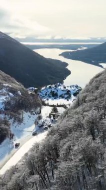 Tierra Del Fuego Arjantin 'deki Ushuaia' da Patagonya Yolu. Karlı Dağlar. Buzul Manzarası. Tierra Del Fuego Arjantin. Kış Arkaplanı. Ushuaia 'daki Patagonya Yolu Tierra Del Fuego Arjantin.