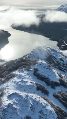 Escondido Gölü Ushuaia 'da, Arjantin' in sonunda. Karlı Dağlar. Buzul Manzarası. Arjantin 'in sonu. Kış Yolculuğu. Escondido Gölü Ushuaia 'da Dünyanın Sonu Arjantin' de.