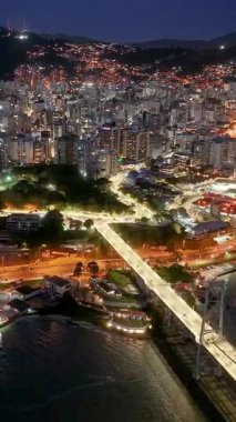 Santa Catarina Brezilya 'daki Florianopolis' te Gece Şehir. Aydınlanmış Şehir. Şehir merkezinde trafik vardı. Şehir peyzajı. Santa Catarina Brezilya 'daki Florianopolis' te Gece Şehir. Turizm Tarihi Yer.