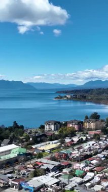 Los Rios Şili 'deki Villarrica' daki sahil kasabası. Coastal City. Volkanik Manzara. Turizm arazisi. Villarrica Şili. Volkan arka planı. Los Rios Şili 'deki Villarrica Sahil Kasabası.