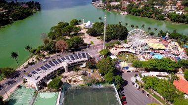 Pampulha Gölü, Belo Horizonte Minas Gerais Brezilya. Drone şehrin merkezindeki güzellik merkezini ele geçiriyor. İş Bulutları Gökyüzü Şehir Merkezi. Geniş İş Döndürme.