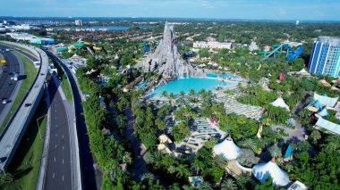 Orlando Florida 'daki Universal Beach Parkı. Ünlü Lunaparkın nefes kesici hava manzarası. İş Bulutları Gökyüzü Şehir Merkezi. Özgeçmişleri meşhurdur. Orlando Florida.
