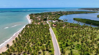 Japonya 'daki Sahil Yolu Alagoas Brezilya. Highway Road 'un göz kamaştırıcı manzarası yukarıdan görünüyor. Kırsal alanda dramatik bulutlar kırsal alanda. Kırsal Panning Geniş Peyzaj. Japaratinga Alagoas.