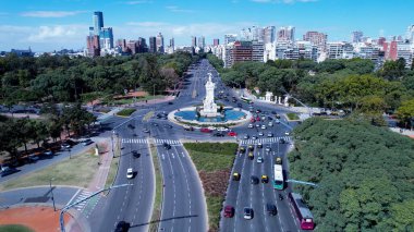 Buenos Aires Arjantin 'de Buenos Aires Skyline. Yukarıdan canlı bir şehrin telaş ve koşuşturmasını yakalamak. Endüstriyel Peyzaj Ticari Binası Güzel. Endüstriyel Şehir.