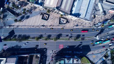 Santiago Büyükşehir Bölgesi Şili 'deki Merkez Tren İstasyonu. Şehir merkezinin modern binalarla dolup taşması. Endüstriyel Peyzaj Ticari Binası Güzel. Endüstriyel Şehir.