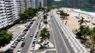 Copacabana Plajı 'ndaki Atlantica Bulvarı Rio De Janeiro Brezilya. Yukarıdan canlı bir şehrin telaş ve koşuşturmasını yakalamak. Shore Sky Clouds Plaj Denizi. Uluslararası Plaj Panoraması.