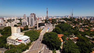 Sumare Bulvarı, Sao Paulo Brezilya Köprüsü. Çağdaş binalarla dolu şehir merkezinin havadan görünüşü. Endüstriyel Peyzaj Ticari Binası Güzel. Endüstriyel Şehir.