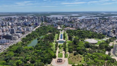 Porto Alegre Skyline In Porto Alegre Rio Grande Do Sul Brazil. Yükselen binaları ve trafiği olan hareketli bir şehrin havadan görünüşü. Endüstriyel Peyzaj Ticari Binası Güzel.