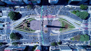 Buenos Aires Arjantin 'deki Obelisk Anıtı. Meşhur bir yoldaki araçların güçlü manzarası. Metropolitan Manzara Gökdelenleri. Güzel. Metropolitan Şehir. Buenos Aires Arjantin.