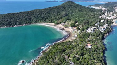 Bombinhas Santa Catarina Brezilya 'daki Retiro Dos Padres Plajı. Büyüleyici Tropikal Sahne Sahnesi Yukarıdan Görünüyor. Shore Clouds Plaj Denizi. Shore Beach Sahili Sahil Hattı. Bombinhas Santa Catarina.