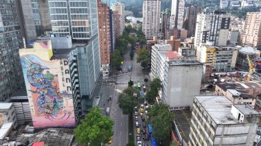 Bogota Bölge Başkenti Kolombiya 'daki Bogota DC. Şehir Caddelerini birbirine bağlayan çevre yolunun şehir hayatı manzarası. Metropolitan Manzara Gökdelenleri. Güzel. Metropolitan Şehir. Bogota Bölge Başkenti.