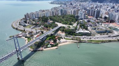 Florianopolis 'teki Florianopolis Skyline, Santa Catarina Brezilya. Yukarıdan canlı bir şehrin telaş ve koşuşturmasını yakalamak. Şehir Bulutları Gökyüzü Arkaplanı Şehir. Şehir dışındaki ünlü..