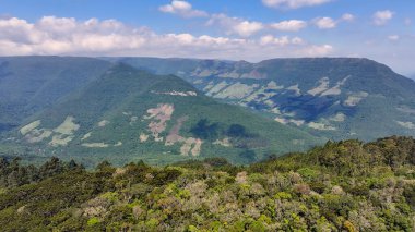 Itati Rio Grande Do Sul Brezilya 'daki inanılmaz Kanyonlar. Şehir Caddelerini birbirine bağlayan çevre yolunun şehir hayatı manzarası. Kırsal Gökyüzü Alanı. Kırsal Panoramik. Itati Rio Grande do Sul.