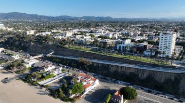 Santa Monica, Los Angeles, Kaliforniya Birleşik Devletleri. Bereketli bir tropikal sahil manzarasının nefes kesici görüntüsü. Şehir Gökyüzü Arkaplanı Kentsel. Şehir merkezinin yukarısında..