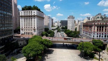 Sao Paulo Brezilya 'daki Anhangabau Vadisi. İnanılmaz Skysraper 'lar ve caddedeki trafik yukarıdan izleniyor. İş Bulutları Gökyüzü Şehir Merkezi. Panoramik Şehir. Sao Paulo Brezilya.
